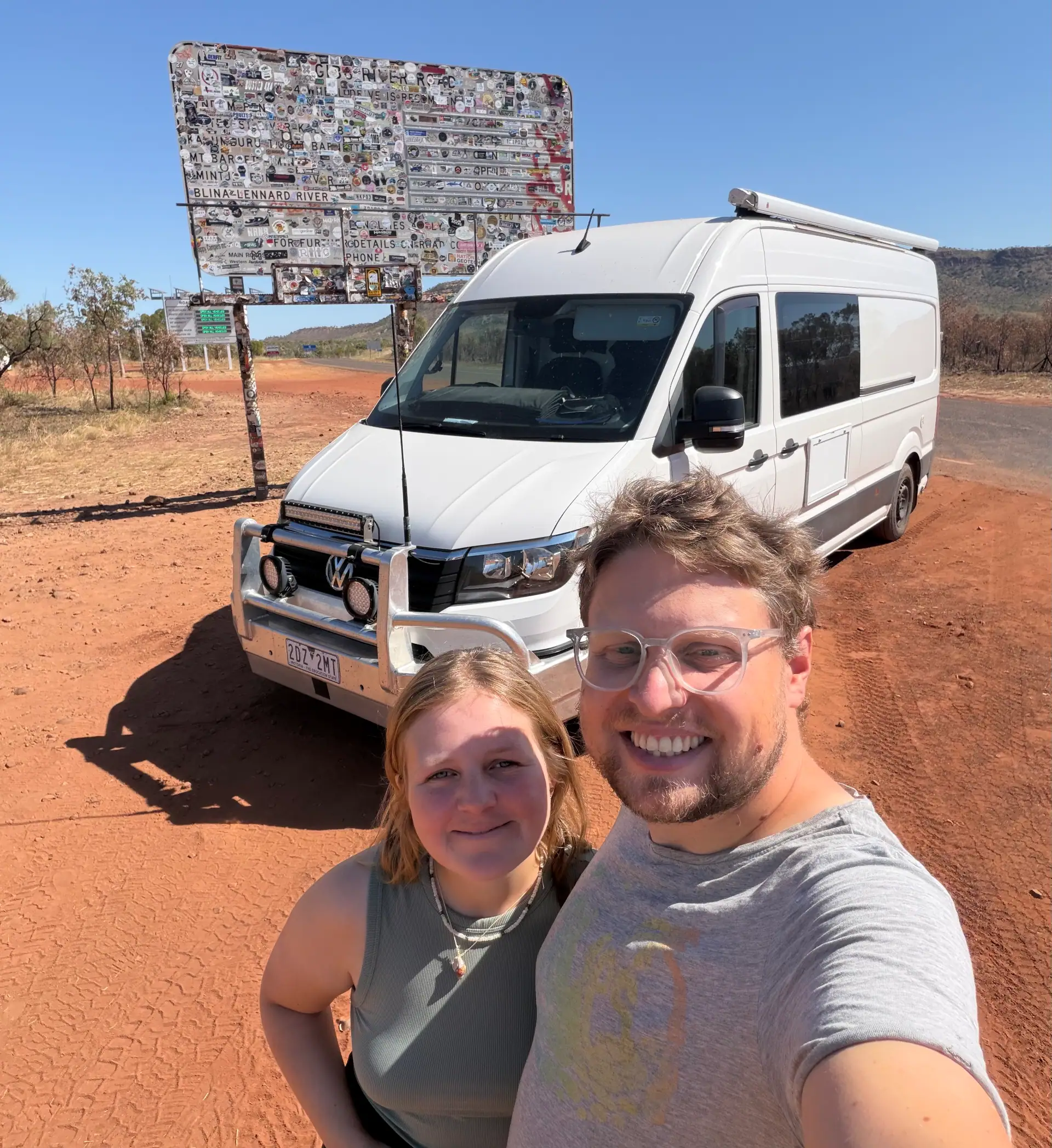 Steffen und Caro mit dem Van am Gibb River, Australien